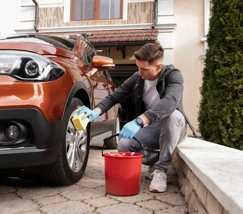 Lavage auto à domicile Chéu : professionnel intervenant sur un véhicule